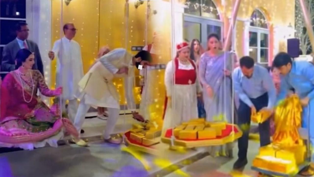 Daughter Weight Gold Bricks Marriage Dowry : బంగారపు ఇటుకలతో కూతురికి తులాభారం .. పెళ్లిలో అల్లుడికి కట్నంగా ఇచ్చిన మామ