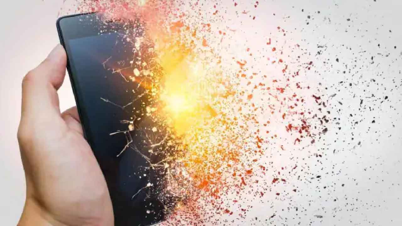 Dhone Cell Phone Blast : బాబోయ్.. డోన్‌లో ప్యాంట్ జేబులో పేలిన సెల్‌ఫోన్.. వ్యక్తికి తీవ్ర గాయాలు