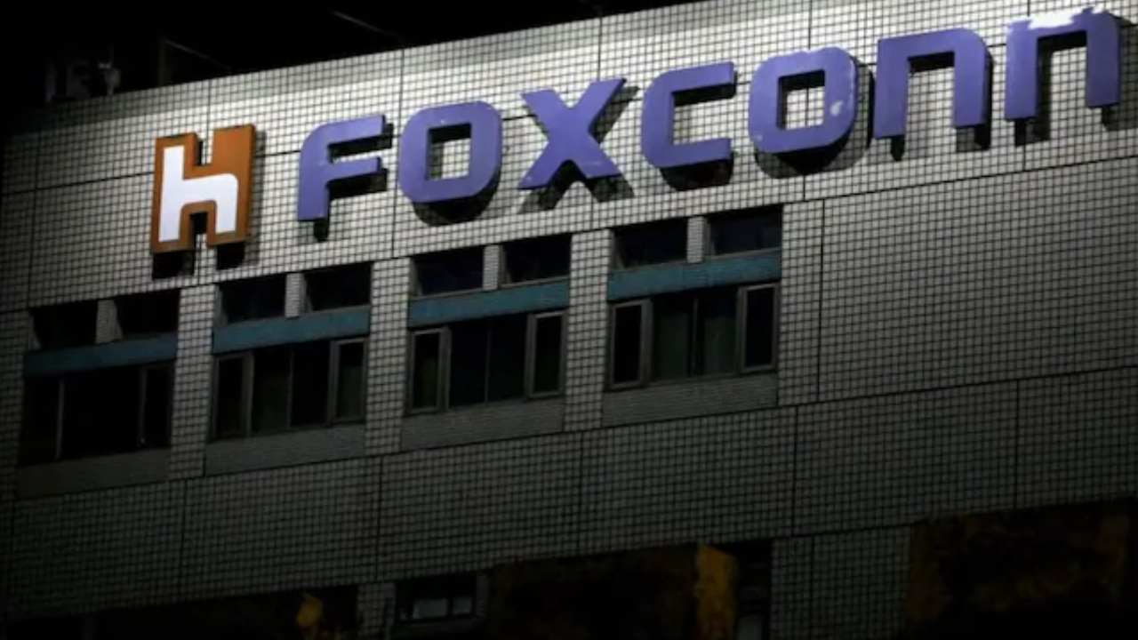 Foxconn invest: తెలంగాణలో ఫాక్స్‌కాన్ భారీ పెట్టుబడి.. ఎయిర్‌పాడ్ల తయారీ కేంద్రం ఏర్పాటు యోచన