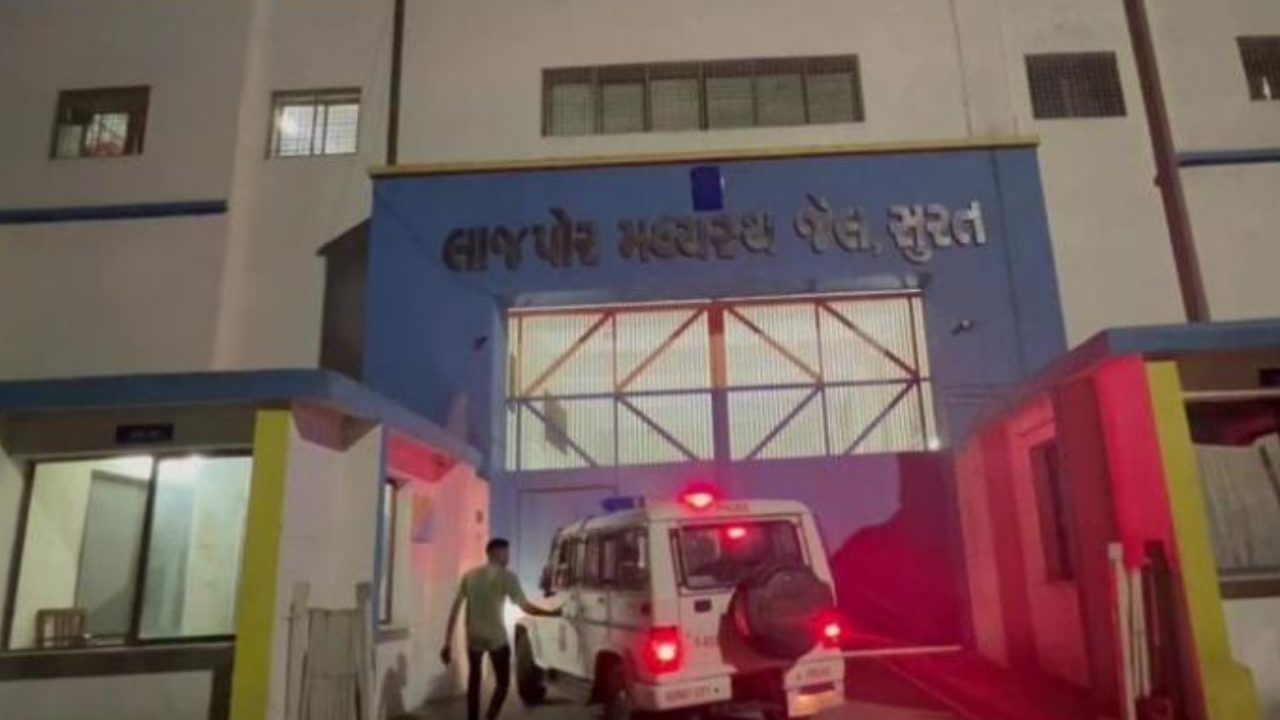 Gujarat Jail Raid: గుజరాత్‌లో 1700 మంది పోలీసులు 17జైళ్లలో అర్థరాత్రి  ఏకకాలంలో ఆకస్మిక దాడులు..
