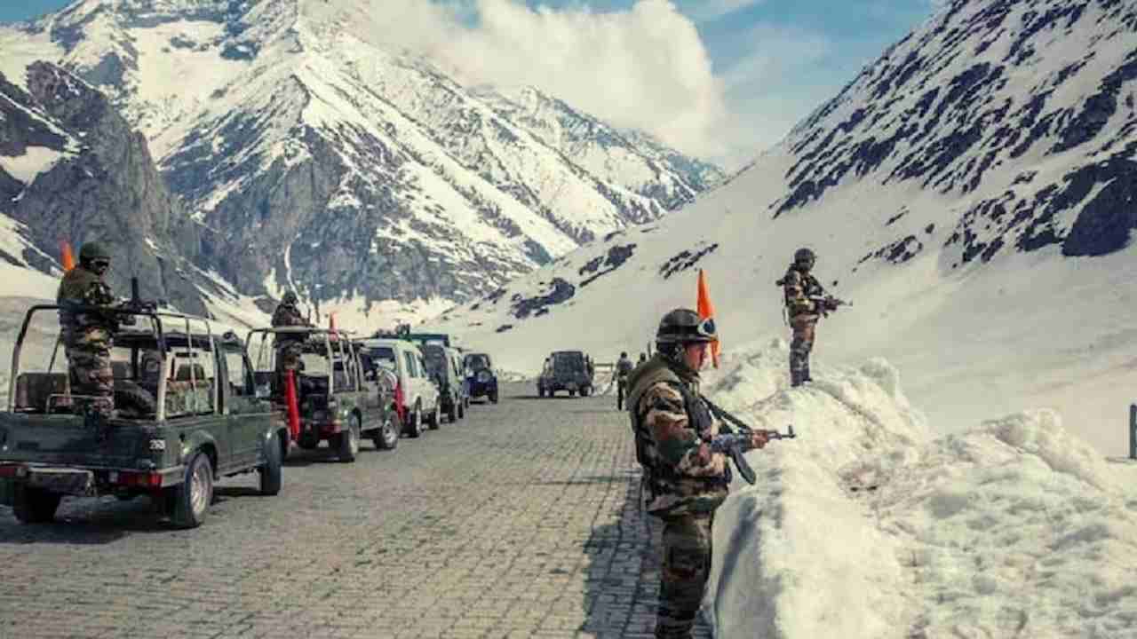 Indian Army: సరిహద్దుల్లో నిఘా పెంచిన సైన్యం.. గల్వాన్ లోయలో గడ్డకట్టే చలిలో క్రికెట్ ఆడిన భారత జవాన్లు..