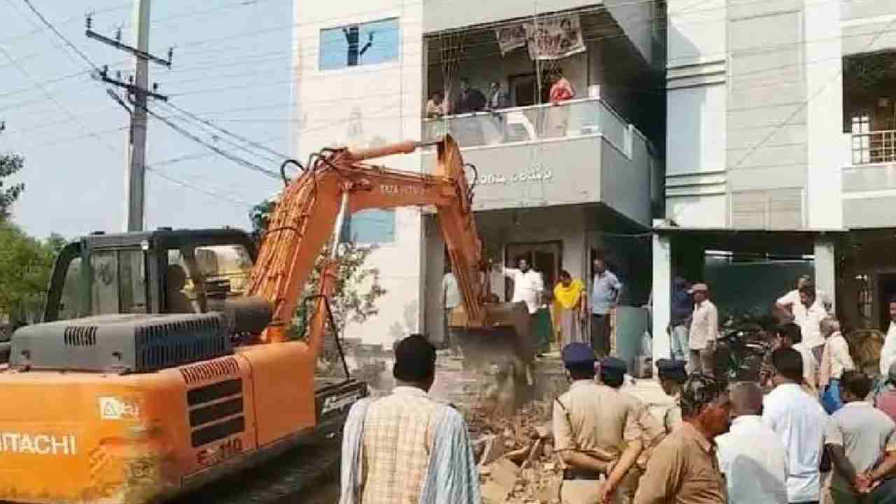 Ippatam Demolition: ఇప్పటంలో ఉద్రిక్తత.. మళ్లీ మొదలైన కూల్చివేతలు.. అడ్డుకున్న గ్రామస్తులు.. భారీగా పోలీసుల మోహరింపు