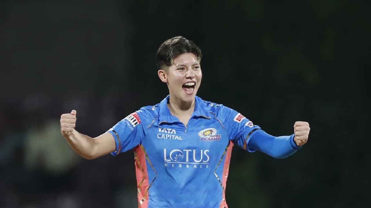 Issy Wong : వారెవ్వా వాంగ్.. ఉమెన్స్ ప్రీమియర్ లీగ్‌లో తొలి హ్యాట్రిక్ నమోదు, రికార్డ్ సృష్టించిన ముంబై బౌలర్