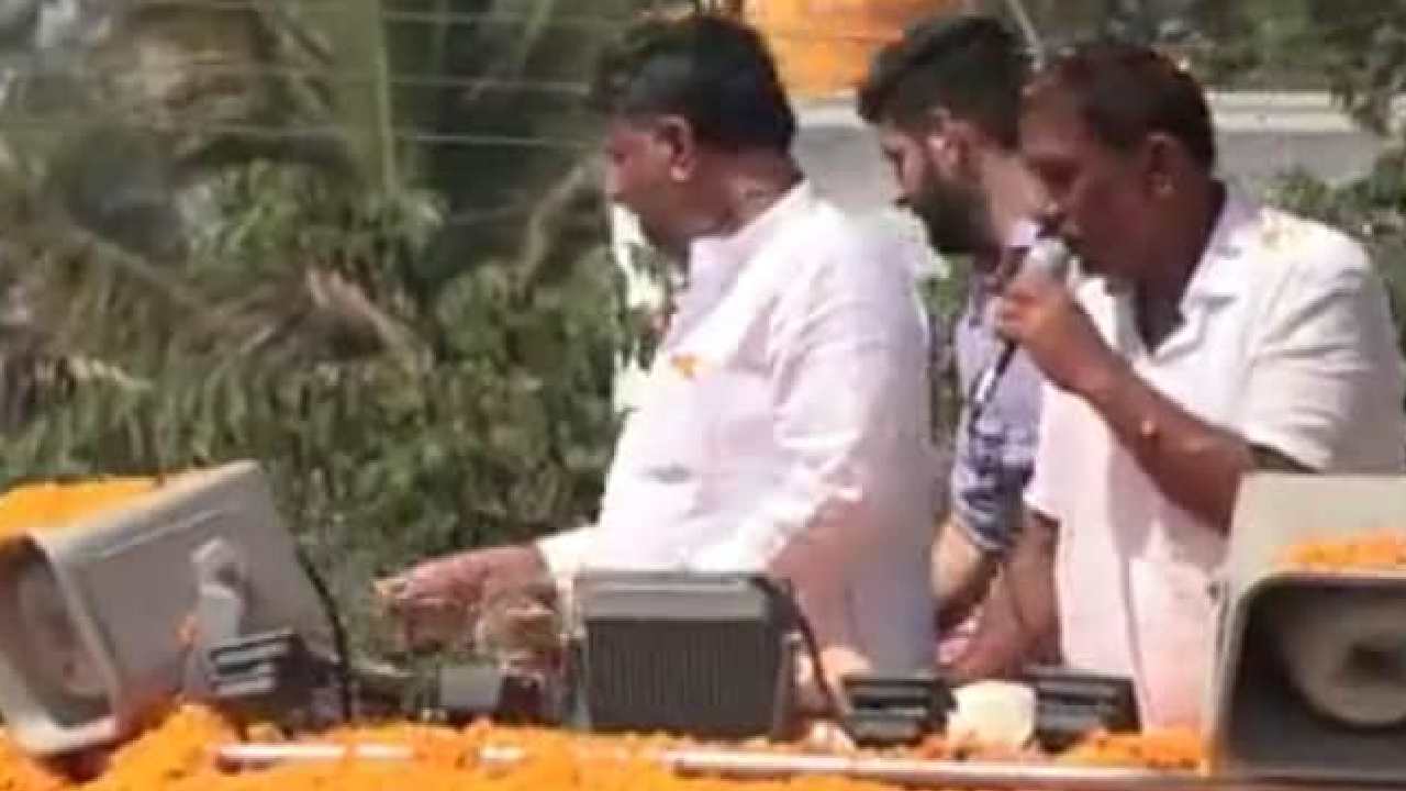 Karnataka: కర్ణాటక కాంగ్రెస్ అధ్యక్షుడి వింత చర్య.. ఎన్నికల ర్యాలీలో రూ.500 నోట్లు వెదజల్లిన వైనం