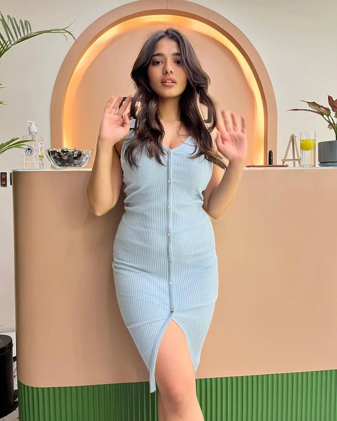 Ketika Sharma glamour show in beauty parlour