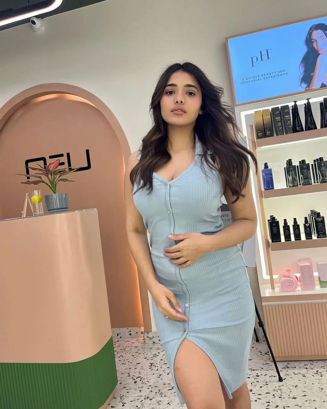 Ketika Sharma glamour show in beauty parlour