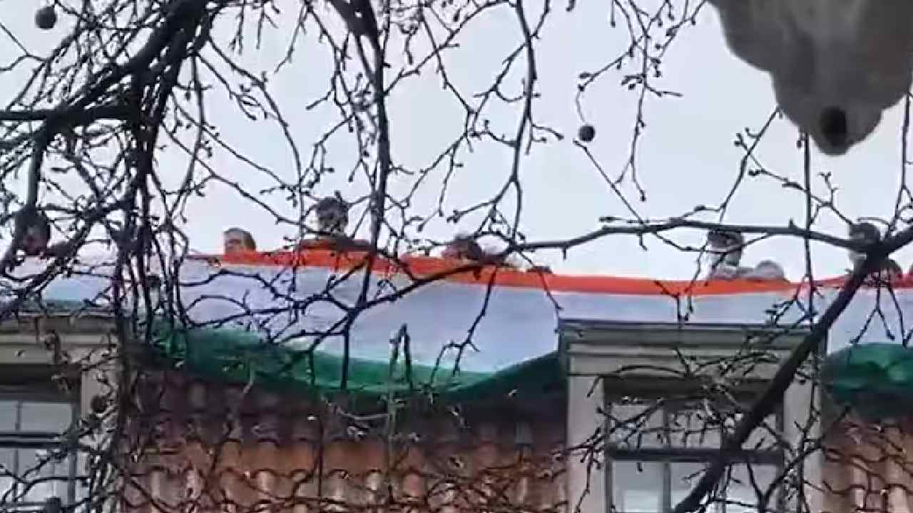 London: లండన్‌లో భారత రాయబార కార్యాలయంపై భారీ మూడు రంగుల జెండా.. వీడియో వైరల్