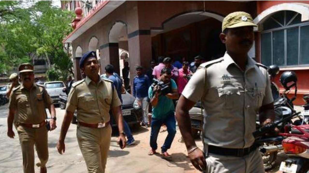 Tamil Nadu : కోర్టులోనే భార్యపై యాసిడ్ పోసిన భర్త..