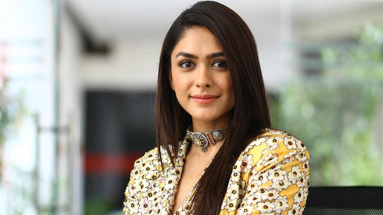 Mrunal Thakur: తెలుగుతో పాటు సౌత్ సినిమాలపై కన్నేసిన మృణాల్..?
