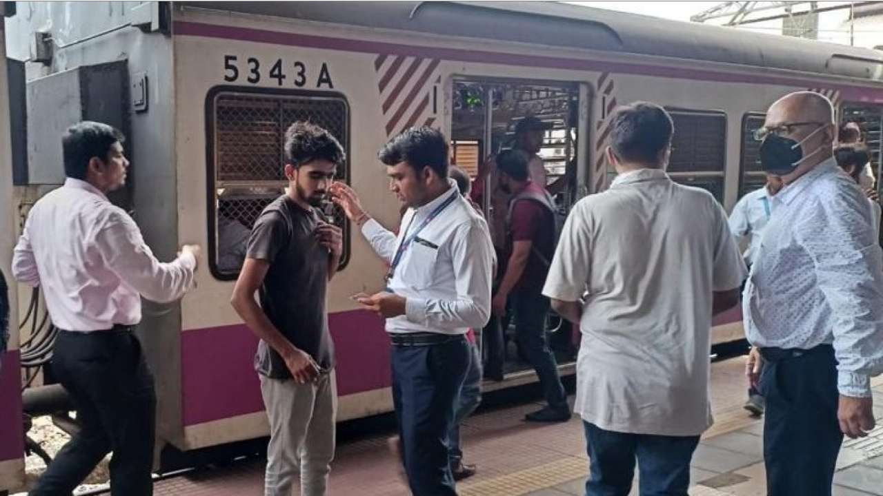 Mumbai Division: ముంబైలో టిక్కెట్ లేని ప్రయాణికుల నుంచి రూ.100 కోట్ల జరిమానా వసూలు చేసిన రైల్వే