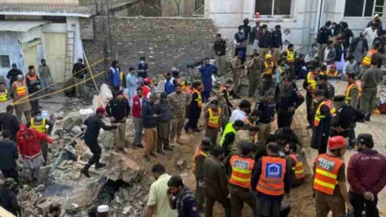 Pakistan Blast: మోటార్‌సైకిల్‌తో ట్రక్కును ఢీకొట్టి.. పోలీసులు లక్ష్యంగా పాకిస్థాన్‌లో ఆత్మాహుతి దాడి.. తొమ్మిది మంది మృతి