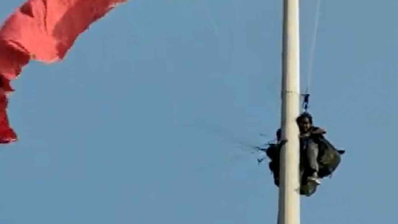 Paragliding: పారాగ్లైడింగ్ చేస్తూ ఎత్తైన పోల్‌కు చిక్కుకుపోయిన గ్లైడర్, మహిళా టూరిస్ట్.. రక్షించిన అధికారులు