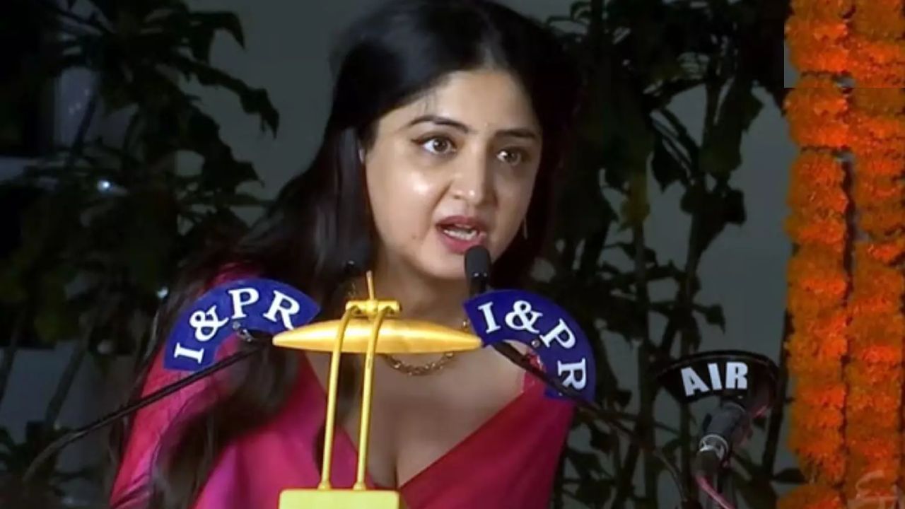 Poonam Kaur : నేను తెలంగాణ బిడ్డనే.. పూనమ్ కౌర్ కంటతడి..