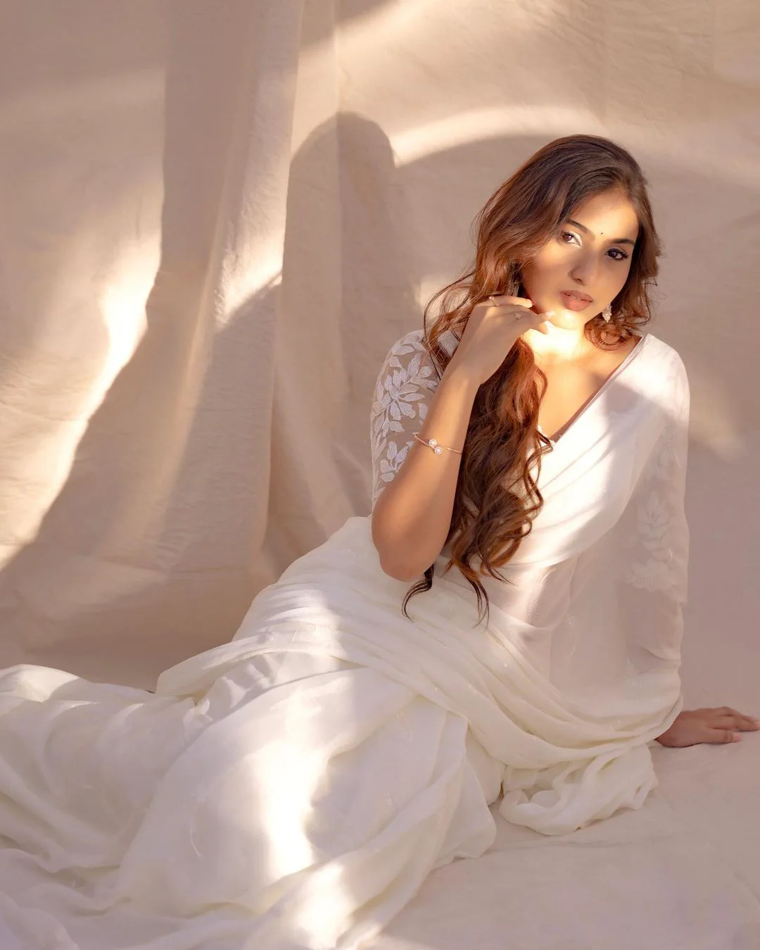 Pranavi Manukonda latest photoshoot in white saree