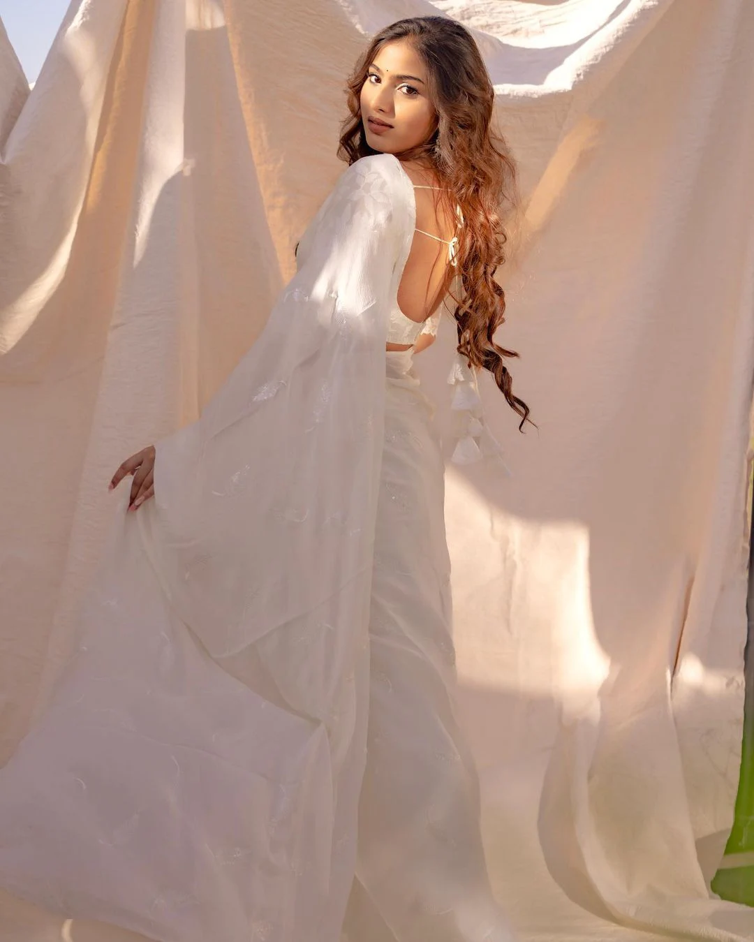 Pranavi Manukonda latest photoshoot in white saree