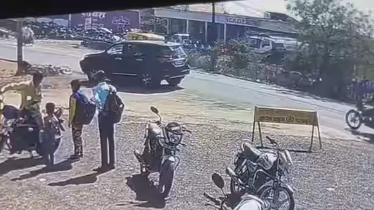 Digvijay Singh’s SUV collided Biker : కాంగ్రెస్ నేత దిగ్విజయ్ సింగ్ ఎస్‌యూవీ వాహనం ఢీకొని వ్యక్తికి గాయాలు