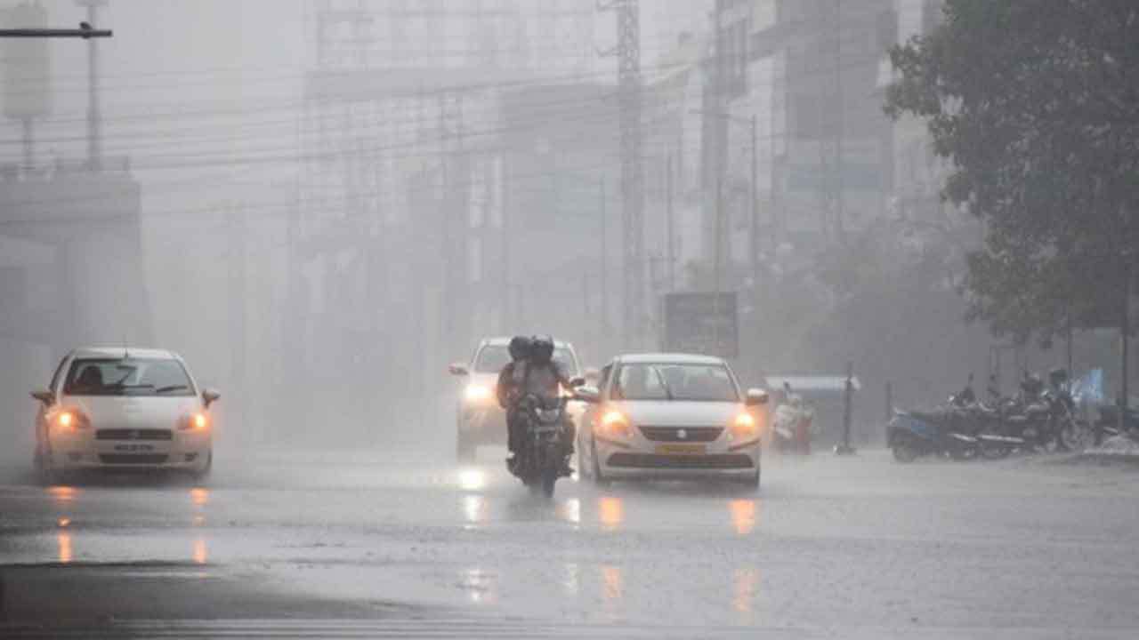 Rains In Telangana: తెలంగాణలో మోస్తరు వర్షాలు.. మూడు రోజుల వాతావరణం ఎలా ఉంటుందంటే..