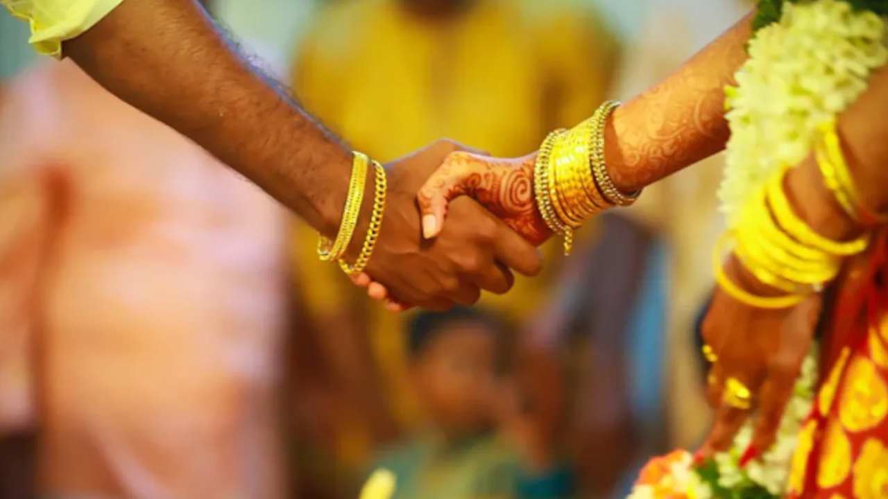 Tamil Nadu: తండ్రి భౌతికకాయం వద్దే యువతిని పెళ్లి చేసుకున్న కుమారుడు