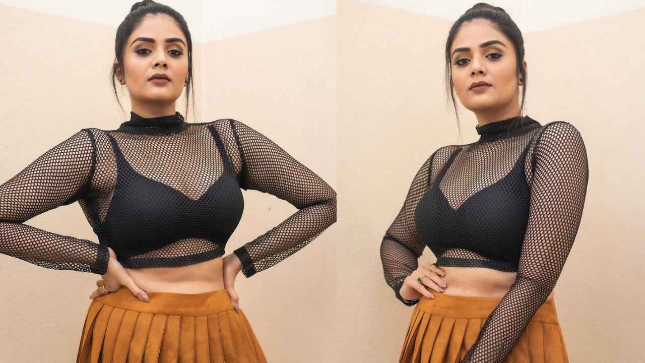 Sreemukhi: నెట్ టాప్‌లో ఎద అందాలను చూపెడుతూ ఉక్కిరిబిక్కిరి చేస్తున్న శ్రీముఖి