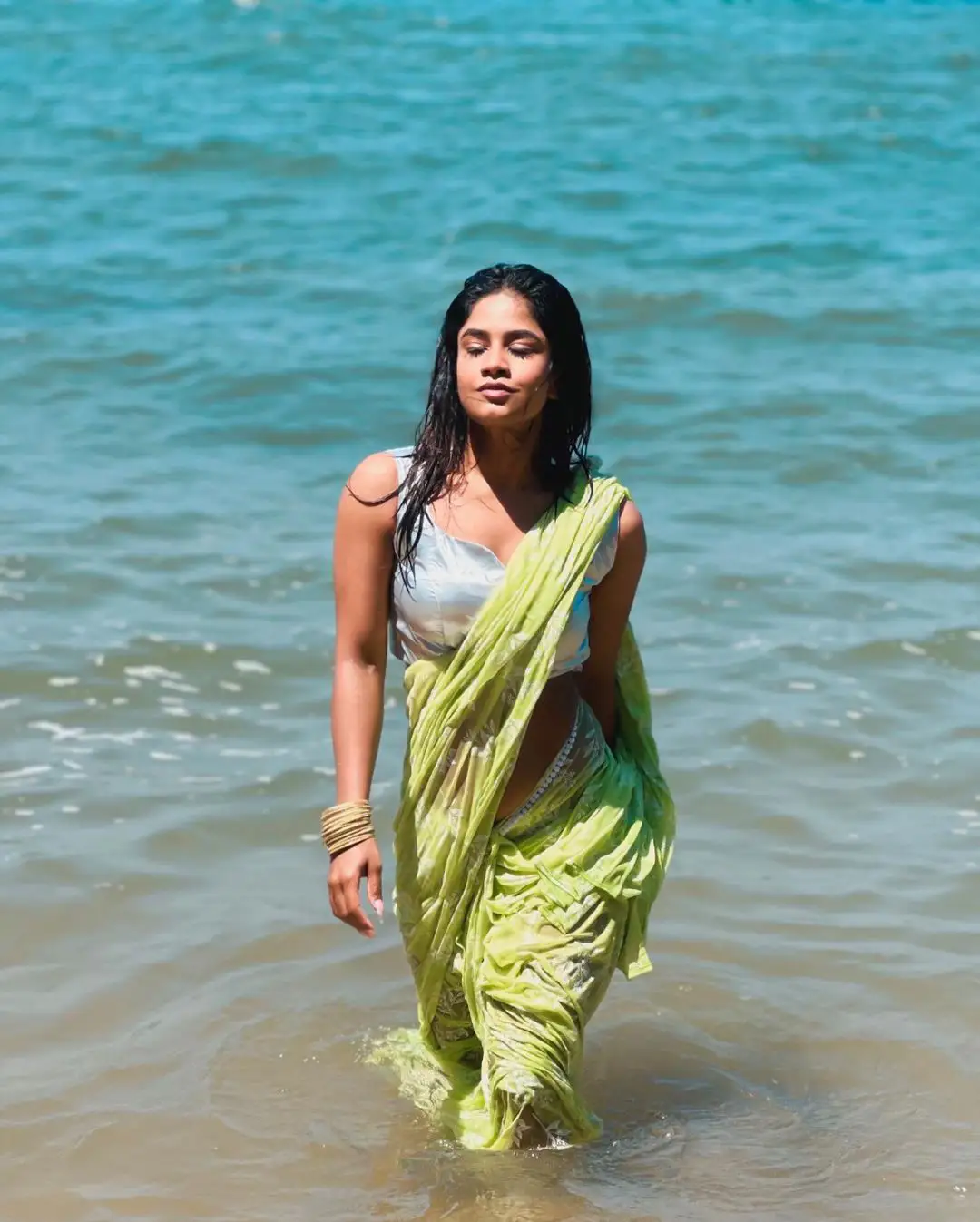 Swetha Naidu Saree Pics in Sea at Goa