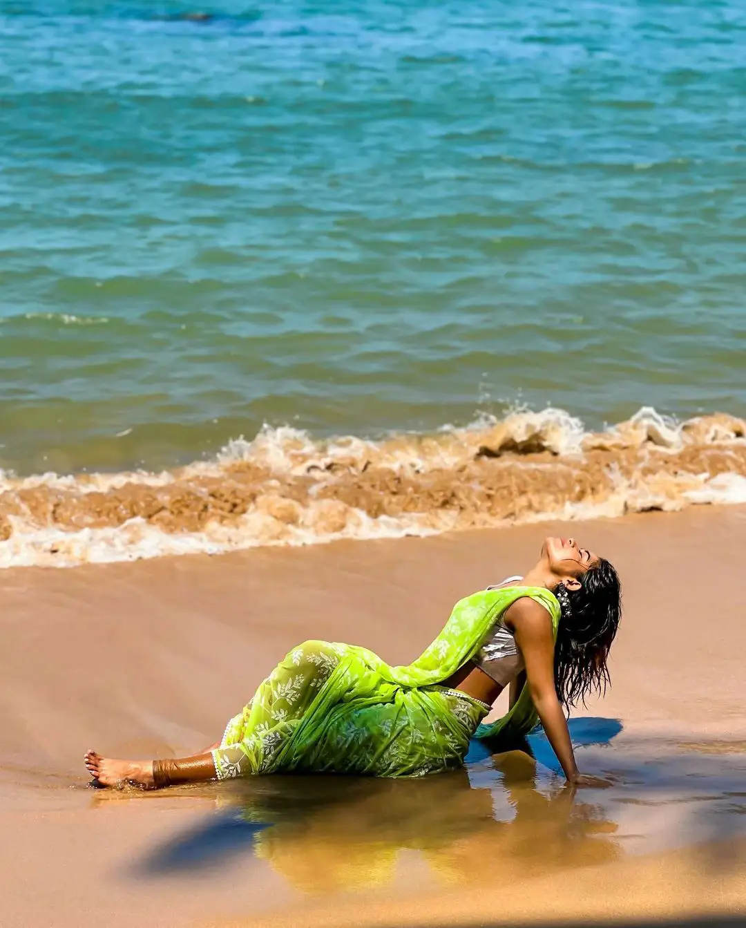 Swetha Naidu Saree Pics in Sea at Goa
