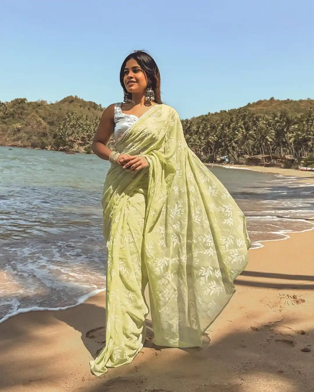 Swetha Naidu Saree Pics in Sea at Goa