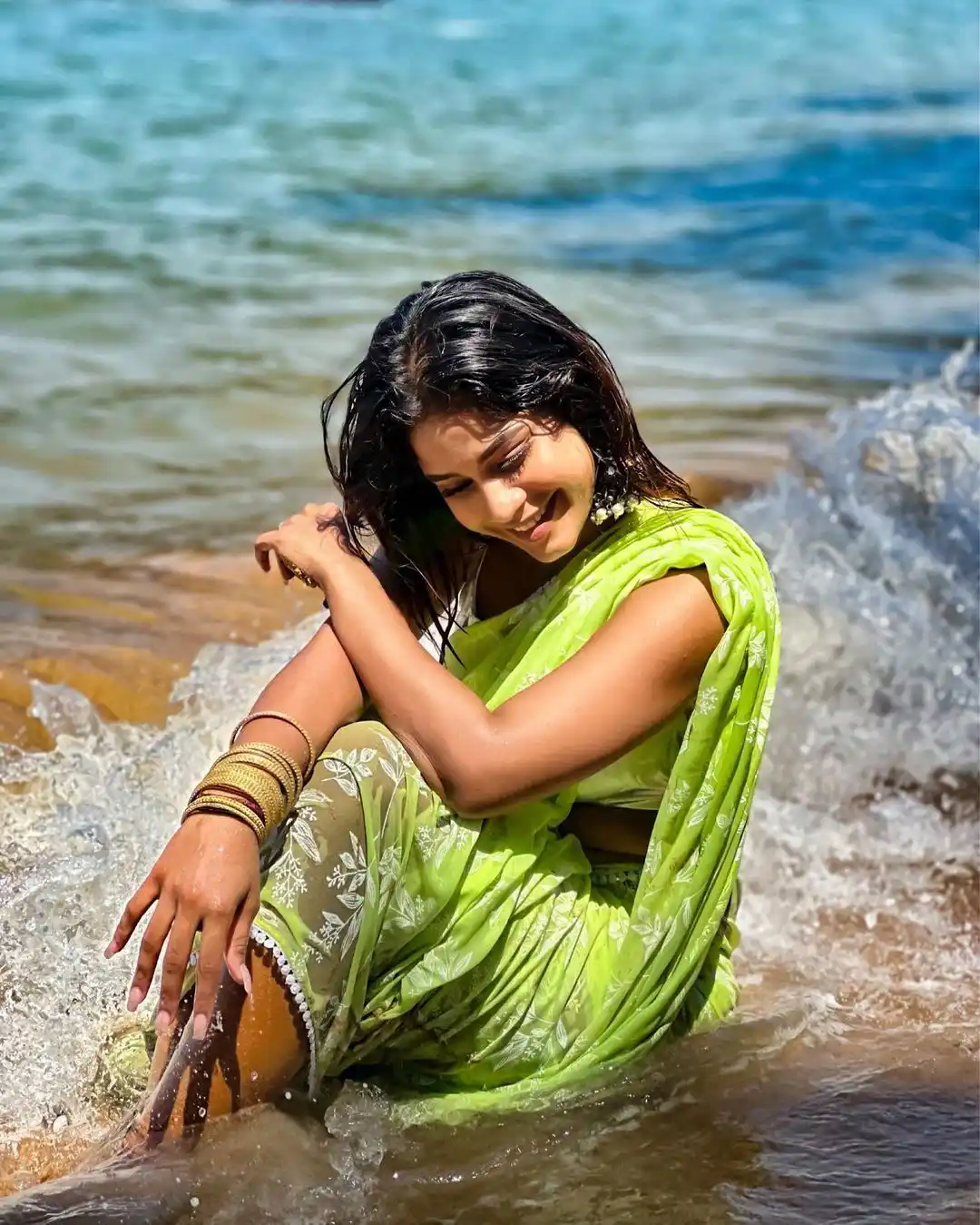 Swetha Naidu Saree Pics in Sea at Goa