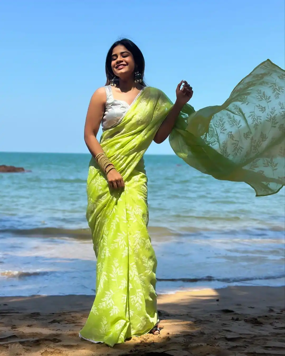 Swetha Naidu Saree Pics in Sea at Goa