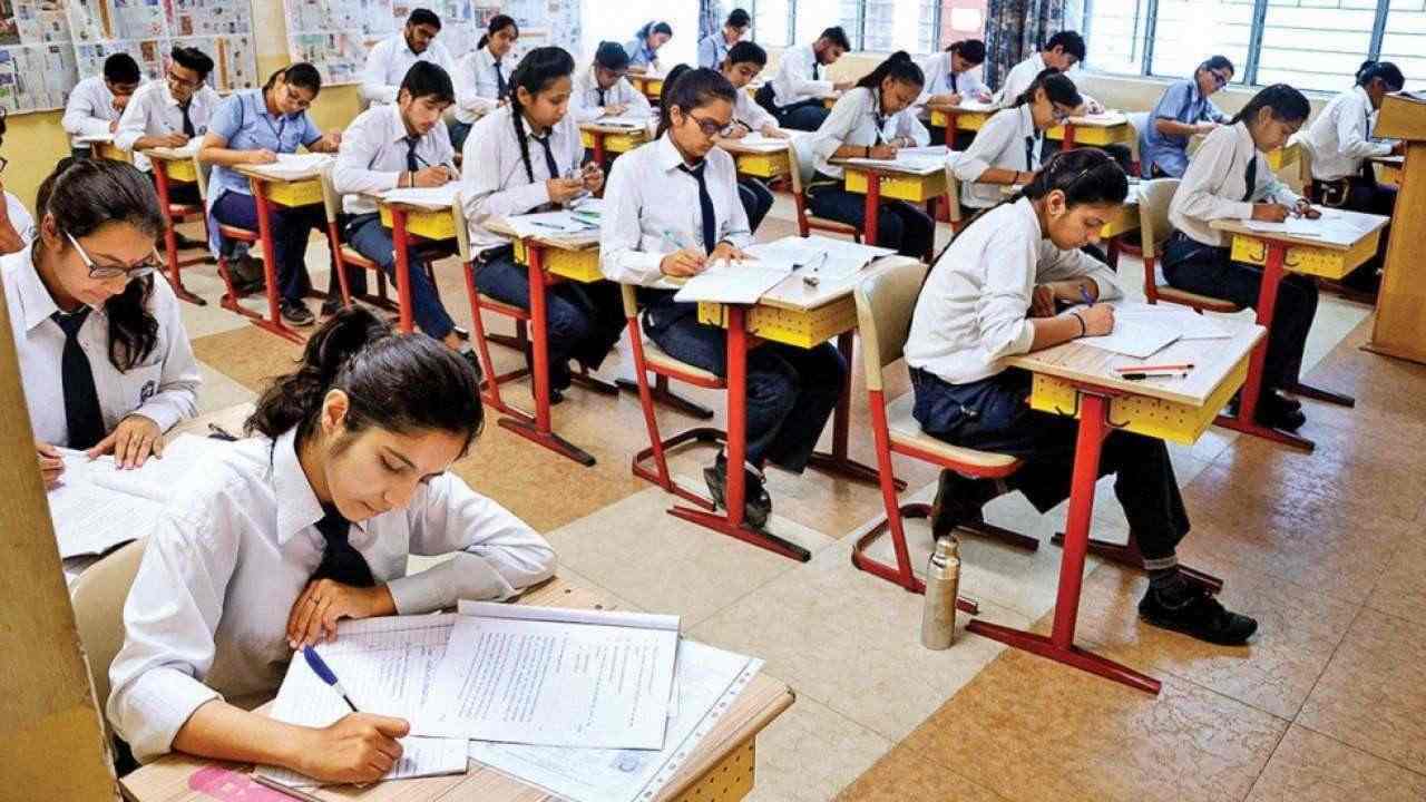 Telangana 10th Exams: 24 నుంచి ఆన్‌లైన్‌లో పదో తరగతి హాల్ టిక్కెట్లు.. పరీక్షలపై మంత్రి సమీక్ష
