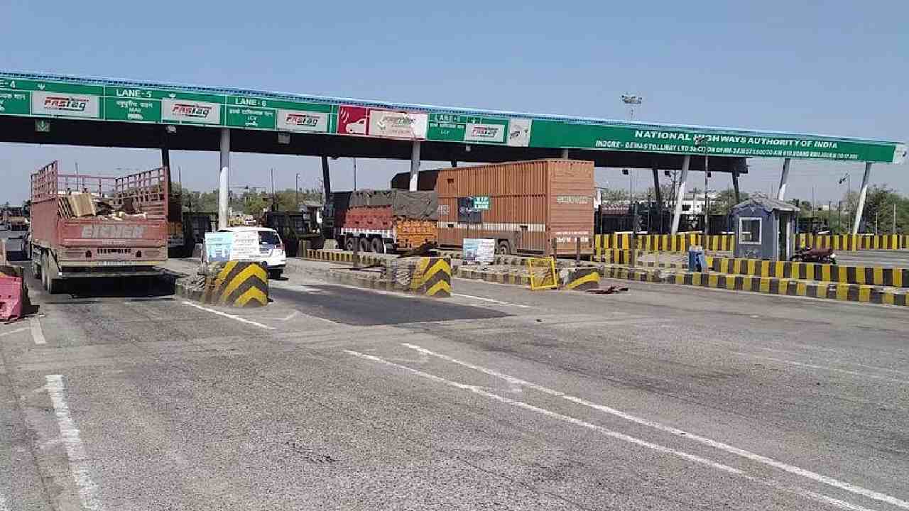Toll Tax Hike: కేంద్రం మరో బాదుడు.. టోల్ ట్యాక్స్ పెంపునకు రంగం సిద్ధం.. ఏప్రిల్ 1 నుంచి అమలు