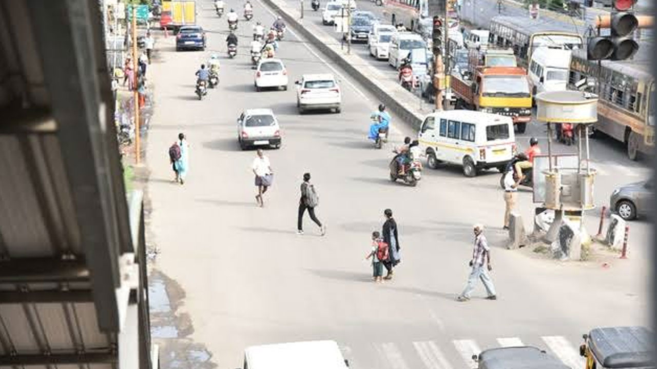 TSRTC: పరధ్యానంతో ప్రమాదాలకు తావివ్వకండి.. ఆర్టీసీ చైర్మన్ బాజిరెడ్డి గోవర్ధన్