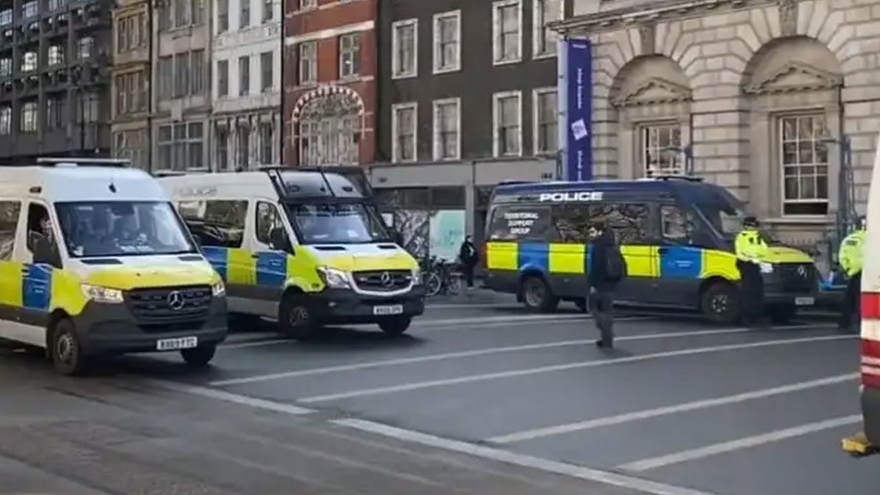 Indian Embassy In UK: భారత్ రియాక్షన్‭తో లండన్‭లో మారిన సీన్.. భారత ఎంబసీ ముందు టైట్ సెక్యూరిటీ