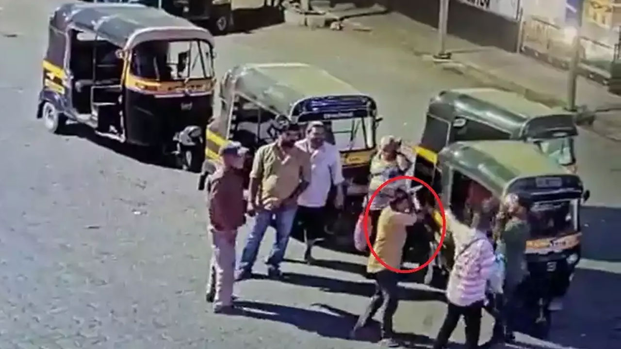 Thane: రాత్రి కాబట్టి రూ.10 ఎక్కువ అడిగితే ఇవ్వనన్నందుకు ప్రయాణికుడిని చితకబాదిన ఆటోడ్రైవర్