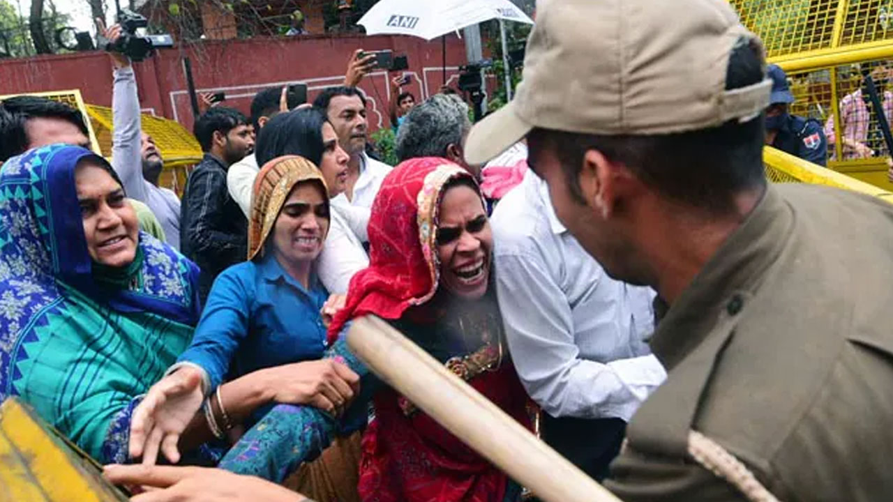 Pulwama Widows Protest: తీవ్ర స్థాయికి చేరిన పుల్వామా వితంతువుల నిరసన