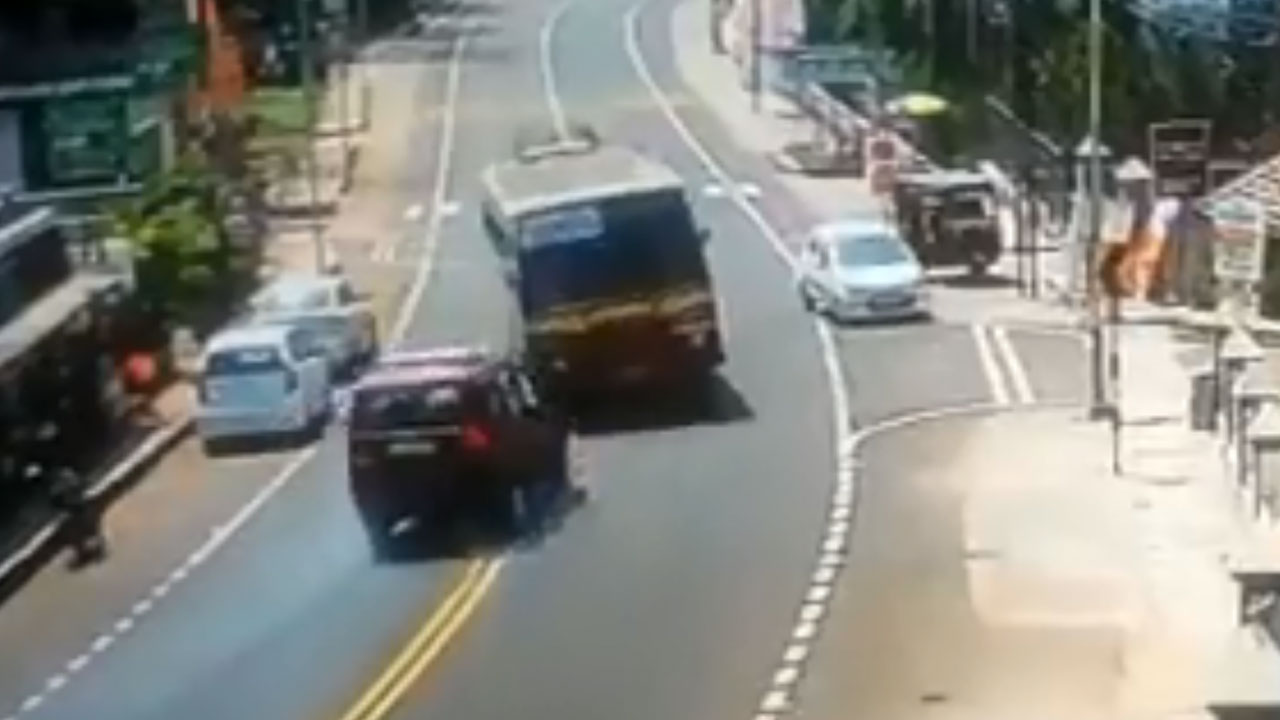 Viral Video: కేరళలో ఘోర ప్రమాదం.. కారును ఢీకొట్టి, ఆర్చ్‭ను పడగొట్టిన బస్సు