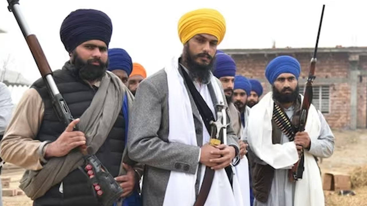 Amritpal Singh: అమృత్‌పాల్ సింగ్‭ను పరారీలో ఉన్న నేరస్థుడిగా ప్రకటించిన పోలీసులు