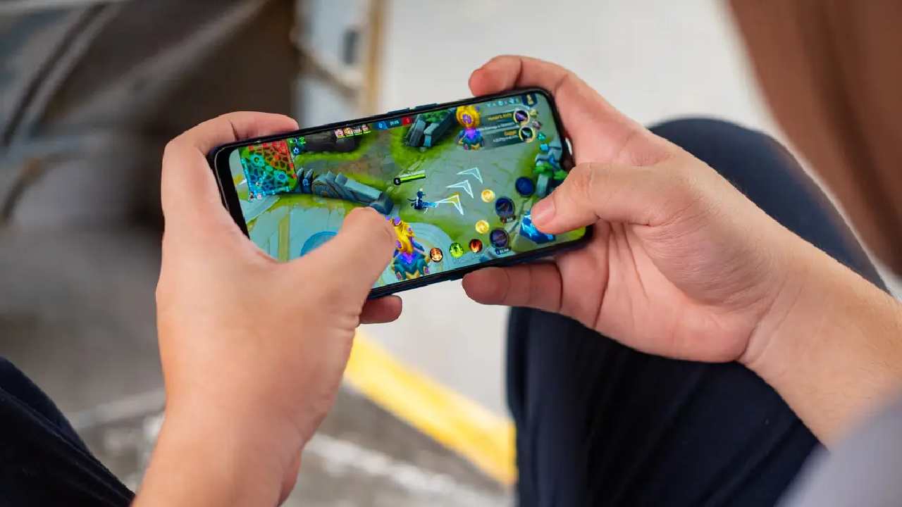 Video Games: అదేపనిగా మొబైల్‌లో గేమ్స్ ఆడుతున్న కొడుకు.. తండ్రి వేసిన శిక్షేంటో తెలుసా?