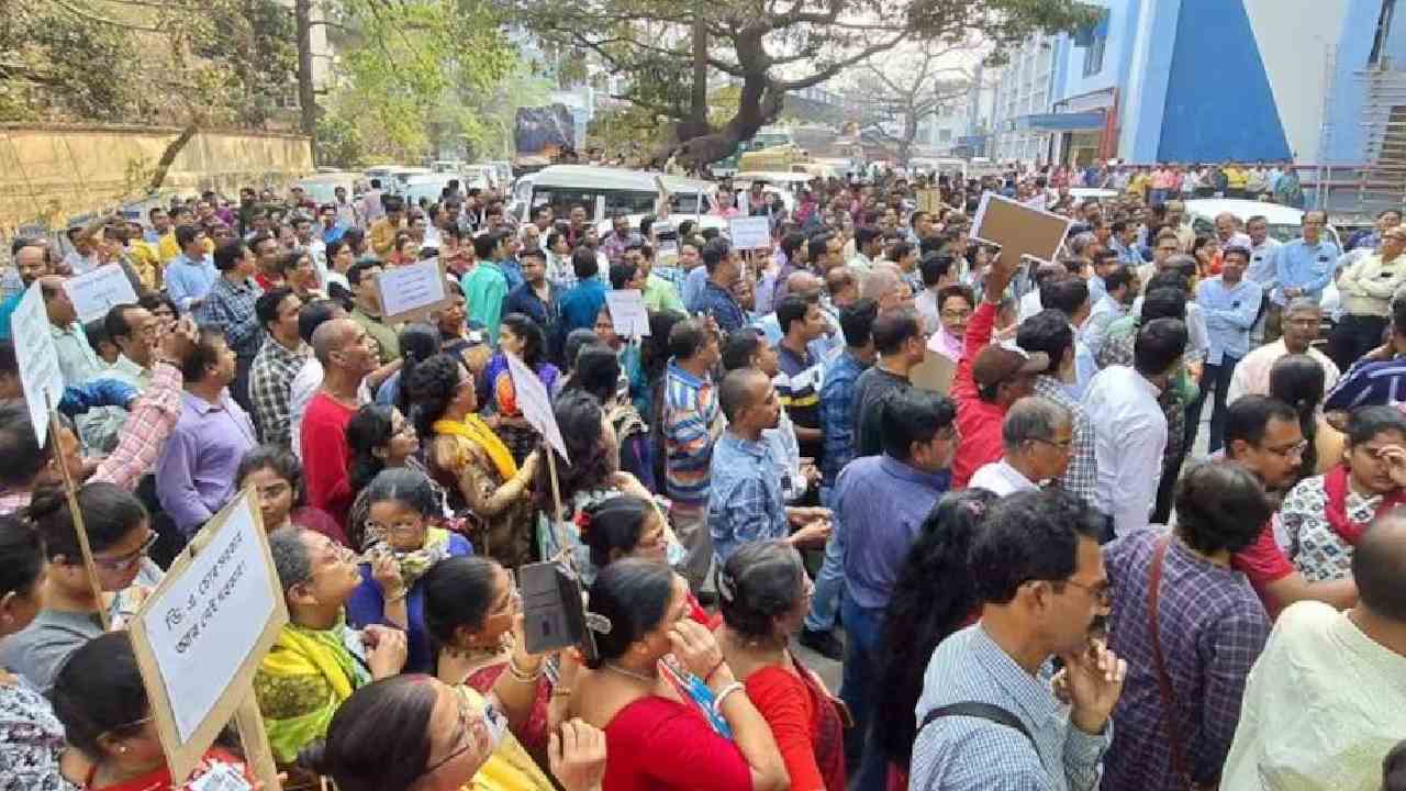 West Bengal Strike: సమ్మెకు హాజరైతే షోకాజ్ నోటీసు ఇస్తాం.. ఉద్యోగులకు బెంగాల్ ప్రభుత్వం హెచ్చరిక
