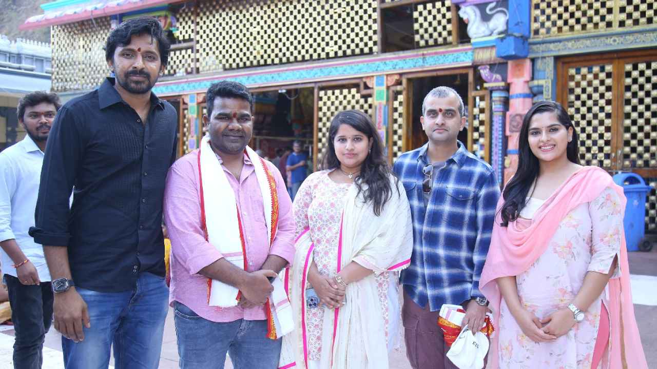 Balagam movie unit : విజయవాడ దుర్గమ్మ సన్నిధిలో బలగం చిత్ర యూనిట్ గ్యాలరీ..
