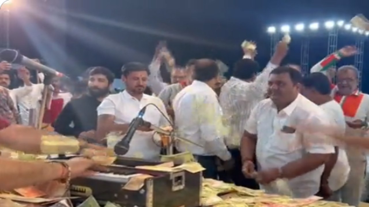 Viral Video: గుజరాత్ జానపద గాయకుడు పాడిన పాటకు పరవశించిపోయి నోట్ల వర్షం కురిపించిన ప్రేక్షకులు