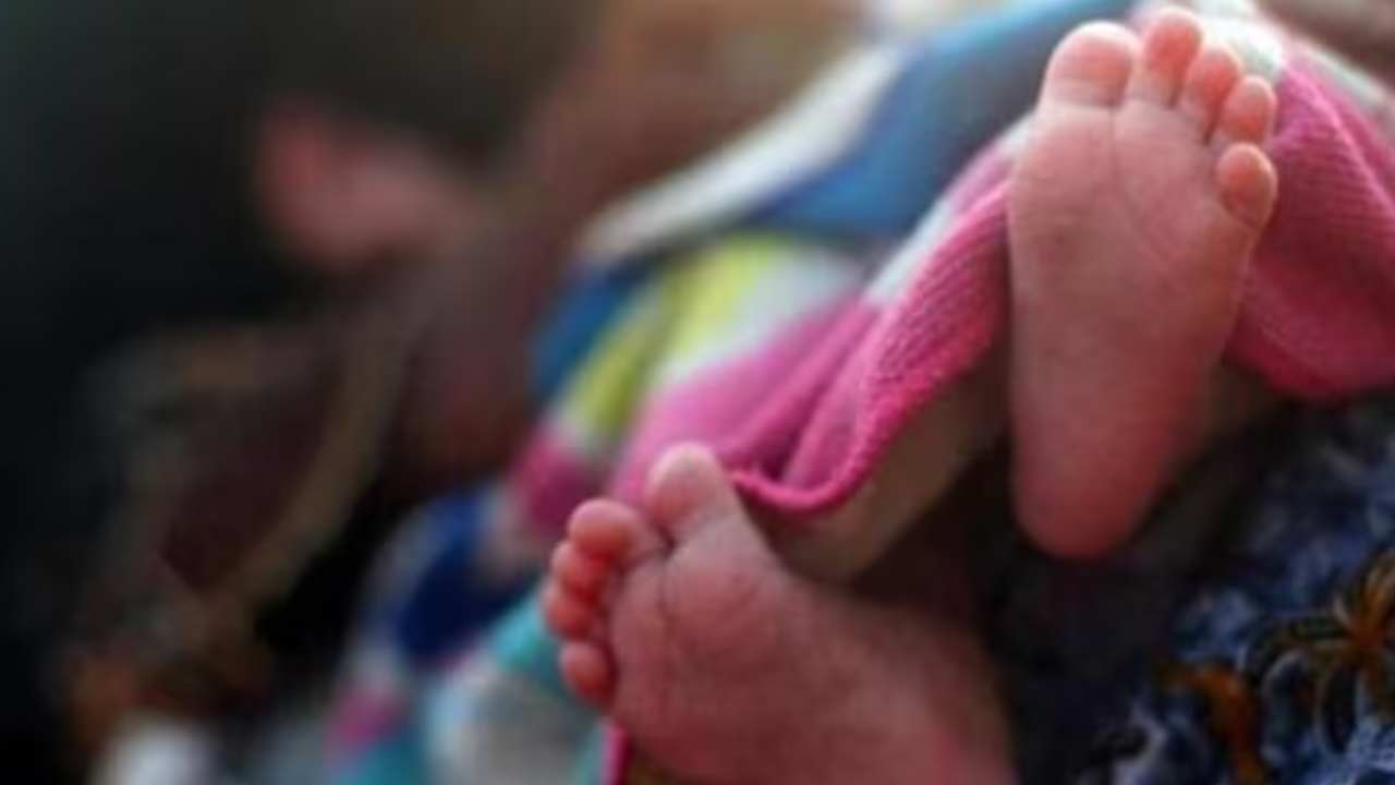 Jharkhand: ఝార్ఖండ్‌లో విషాదం.. పోలీసుల బూట్లకింద నలిగి నవజాత శిశువు మృతి