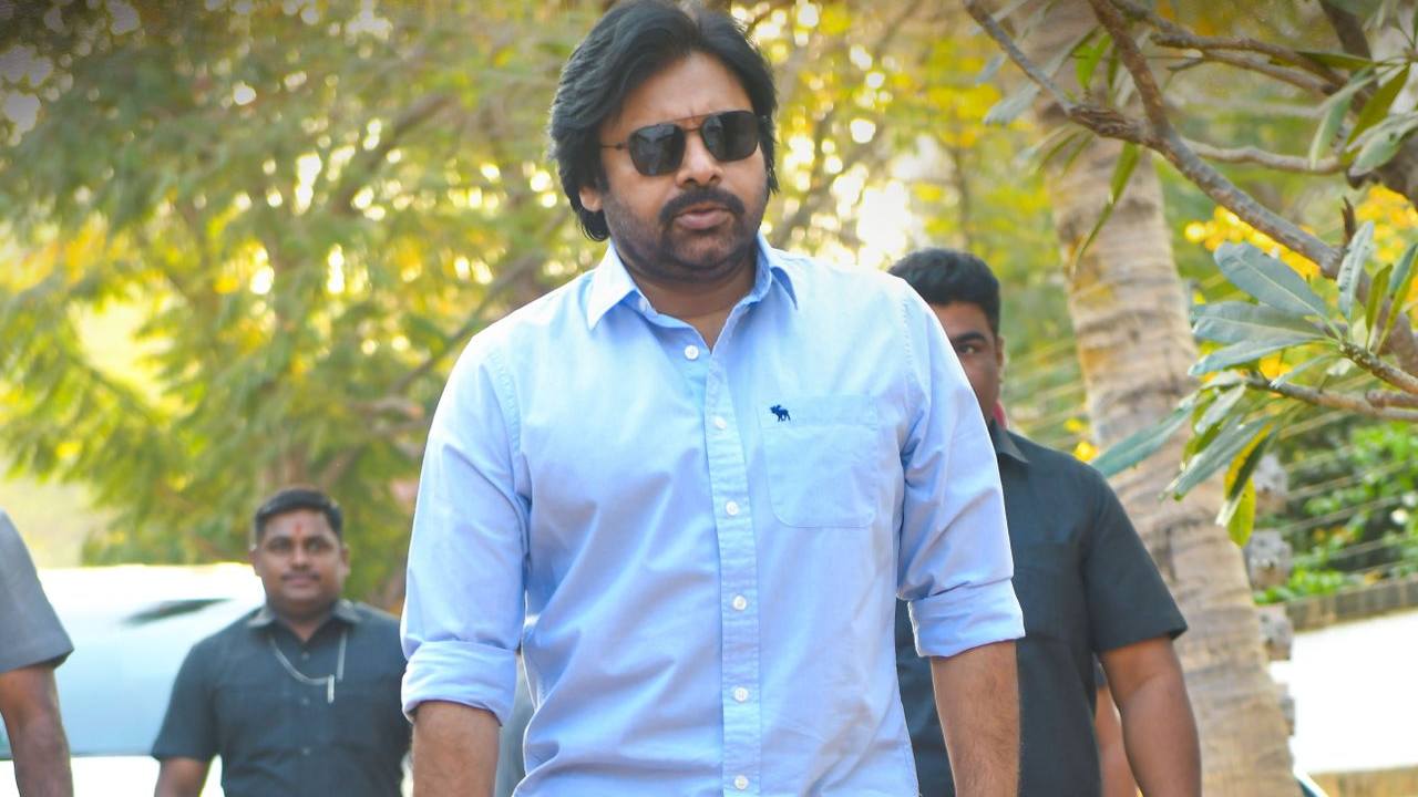Pawan Kalyan : ఒకేసారి రెండు సినిమాల షూటింగ్స్ చేస్తున్న పవర్ స్టార్.. టార్గెట్ 2024.. అన్ని సినిమాలు అయిపోవాలి..