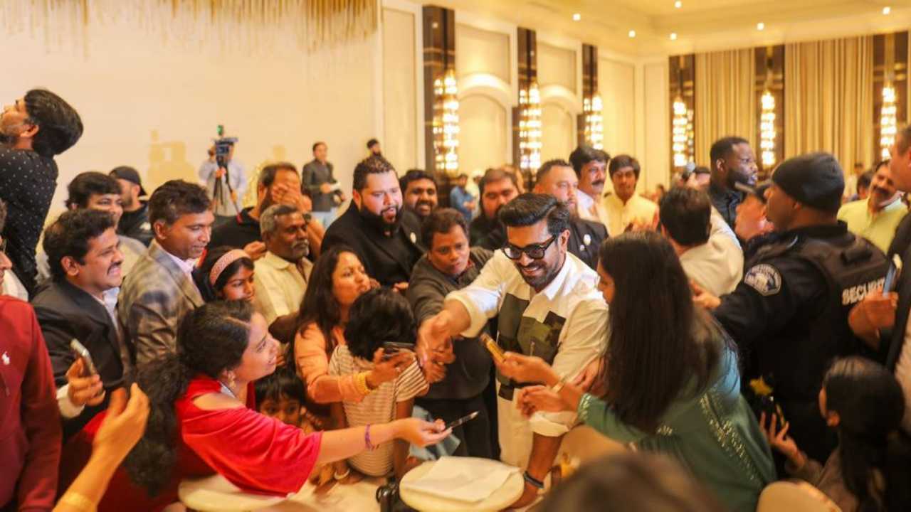 Ram Charan : ఆస్కార్ వేడుకలకు ముందు.. లాస్ ఏంజిల్స్ లో ఫ్యాన్స్ మీట్ పెట్టిన రామ్ చరణ్.. భారీగా అభిమానులు..