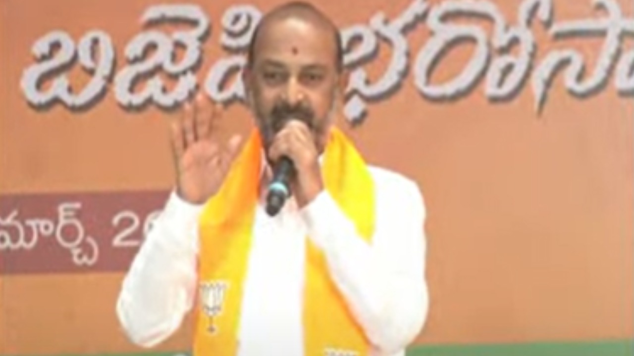 Bandi Sanjay : బీఆర్ఎస్ ప్రభుత్వంలో మహిళలకు 33 శాతం రిజర్వేషన్ కల్పించాలి : బండి సంజయ్