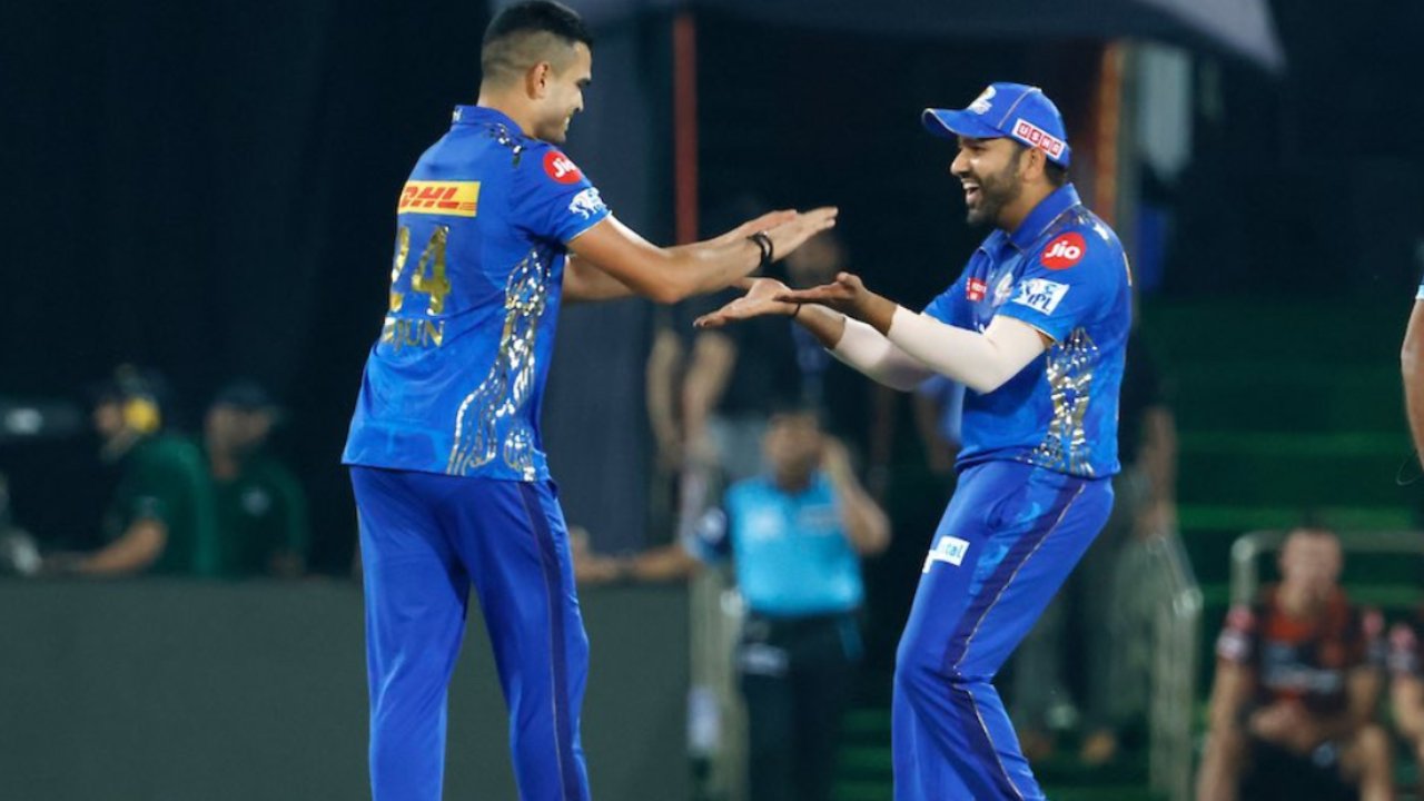 Arjun Tendulkar: ఐపీఎల్‌లో తొలి వికెట్ తీసిన అర్జున్ టెండూల్కర్ .. రోహిత్ ఫుల్ ఖుషీ.. సంబరాలు అదుర్స్ ..