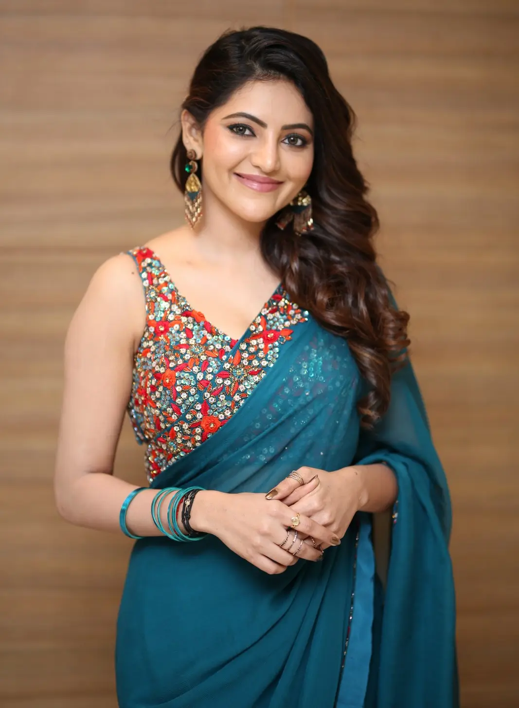 Athulya Ravi shines in Saree at Meter Pre Release Event