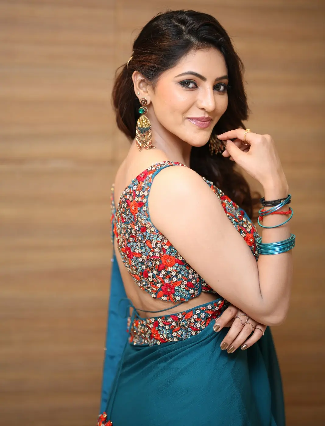 Athulya Ravi shines in Saree at Meter Pre Release Event