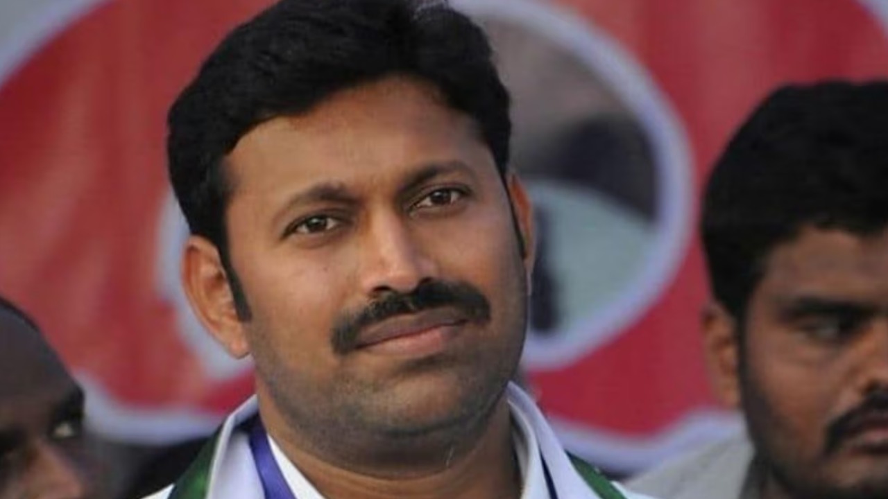 పోలీసులను అడ్డం పెట్టుకుని ఇష్టారాజ్యంగా వ్యవహరిస్తున్నారు: ఎంపీ అవినాశ్ రెడ్డి