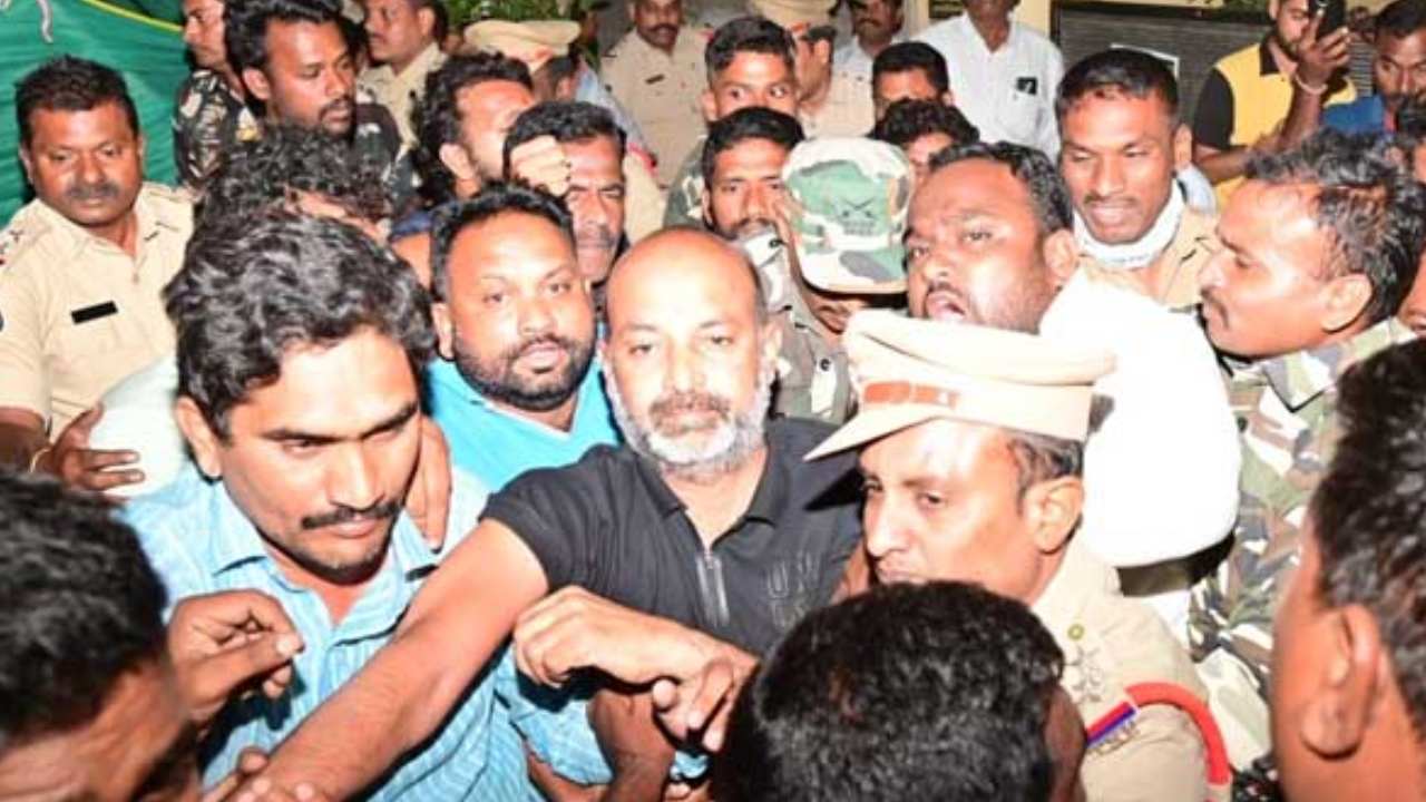 Bandi Sanjay Arrest: బండి సంజయ్ ఎఫ్ఐఆర్‌లో కీలక అంశాలు.. బెయిల్ పిటీషన్ దాఖలుకు సిద్ధమైన బీజేపీ లీగల్ టీం