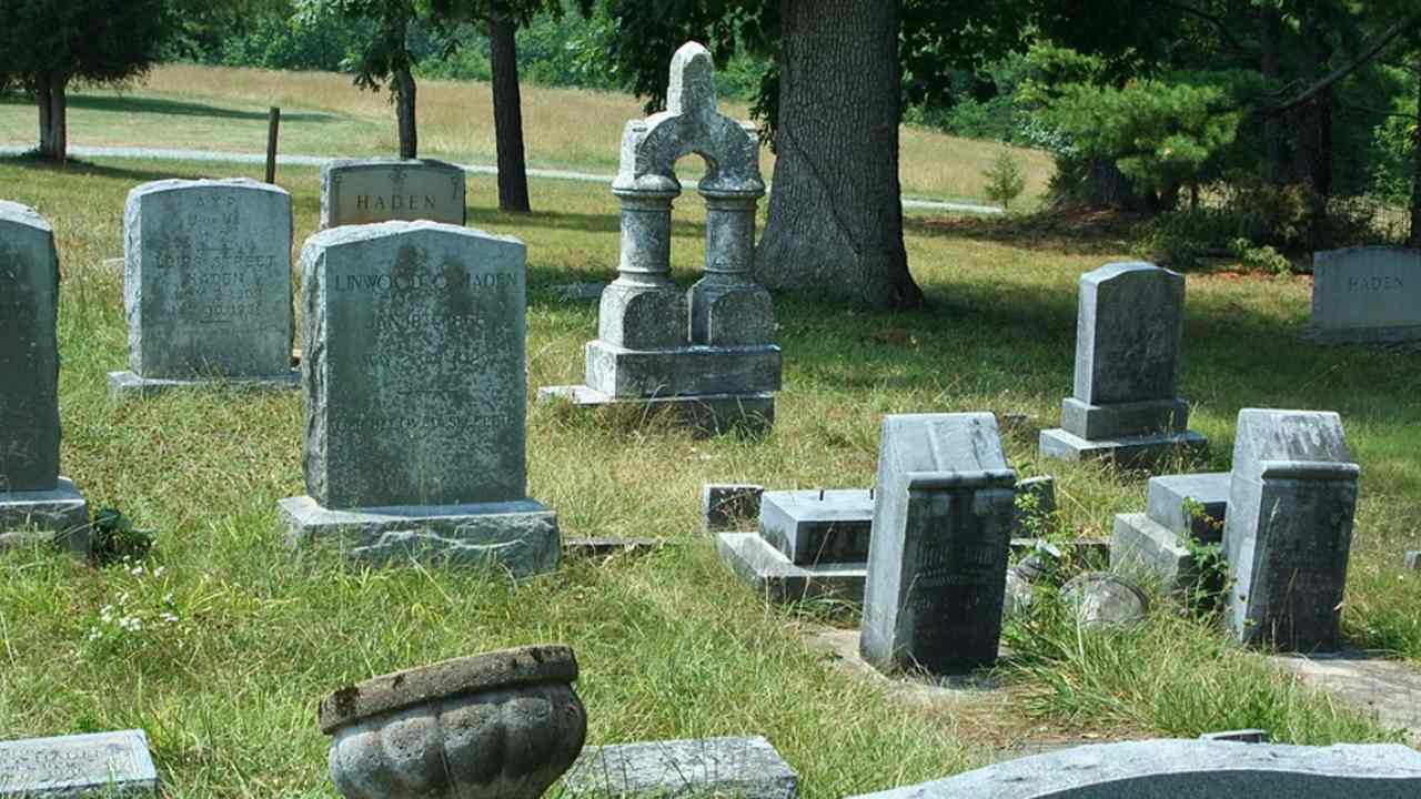 China : పూర్వీకుల సమాధి-స్వీపింగ్ పండుగకు సెలవులు కోరిన ఉద్యోగి.. రుజువుగా సమాధి ఫొటోలు పంపాలని అడిగిన బాస్